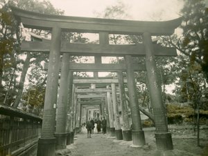 Inari Kyoto tapınağındaki Torii, 1900 - 1915 civarı (fotoğraf)