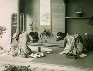Çay seremonisinden önce birbirlerini selamlayan geleneksel kıyafetli iki Japon kadın, 1900 - 1915 civarı (fotoğraf) by Teijiro Takagi