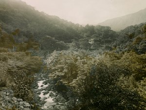 Hakone dağlarındaki Miyanoshita köyünün görünümü, 1900 - 1915 civarı (fotoğraf) by Teijiro Takagi