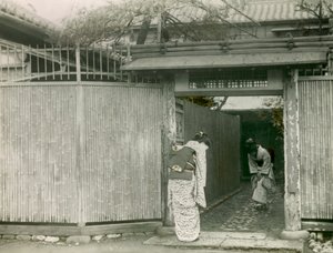 Bir arkadaşını ziyaret eden genç Japon kadın, 1900 - 1915 civarı (fotoğraf) by Teijiro Takagi