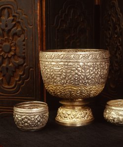 Repousse kaseler (gümüş) by Thai School