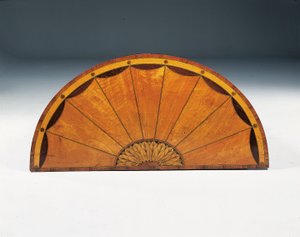 George III kakma işi yarı-lune komodin, c.1760-79 (saten ağacı, amaranth ve lale ağacı) by Thomas (attr.to) Chippendale