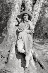 Stella Court Treatt, İngiliz maceracı, yazar ve film yapımcısı, Maereres, Tanganyika, 1925 1927. by Thomas A. Glover