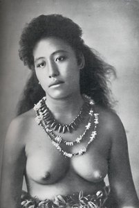 Diş ve deniz kabuklarından kolyeler takan bir Samoalı belle, 1902