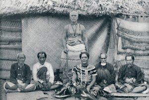 Ayakta duran ünlü asi Mataafa Iosefo da dahil olmak üzere bir grup Samoalı, 1902