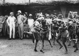 Prensin önünde dans eden Bundu kabilesinden kızlar, Freetown, Sierra Leone, 1925