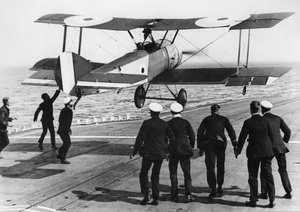 Filo Komutanı Edwin Dunning bir Sopwith Pup