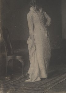 [Thomas Eakins Stüdyosunda Beyaz Bağcıklı Korse Elbiseli Kadın], 1880