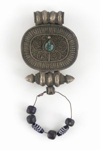 Muska kılıfı (Gau) (gümüş, cam boncuklar ve turkuaz) by Tibetan School