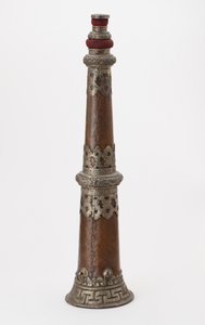 Bir çift iç içe geçen ritüel boynuz (dung-chen) by Tibetan School