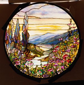 Gün batımı ve dağların olduğu pencere, Tiffany Studios, c.1900