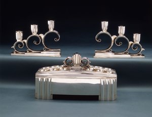 1939 Dünya Fuarı için yapılmış bir Tiffany & Co. sergi merkezi ve iki adet üç ışıklı şamdan, c.1939 (gümüş) by Tiffany and Company