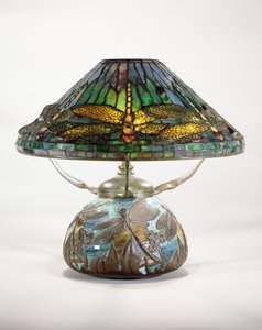 Bir Tiffany Studios ejderha sineği masa lambası