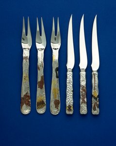 36 tatlı bıçak ve çataldan oluşan zarif ve nadir bir setin parçası, çeşitli çiçek, hayvan ve geometrik desenlerin oyulmuş detayları ile patinalı bakır ve vari renkli altın işlemeli spot dövme saplar, c.1880 (bakır, altın)