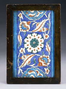 Ortası sarmal palmet ve yapraklı asma arasında çiçekli bir İznik bordür çini, c.1570 (seramik) by Turkish School