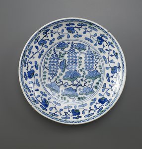 Üzüm desenli tabak, İznik, Osmanlı hanedanı (seramik)