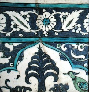 Çiçek desenli ve bordürlü İznik çini (renkli sırlı toprak kap) by Turkish School