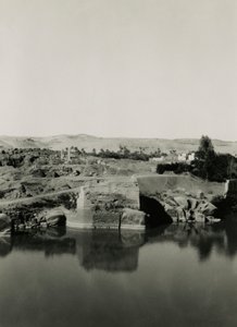 Elephantine adasındaki tapınak kalıntıları, ön planda Kleopatra hamamı, Asvan, Mısır, Ugo Monneret de Villard