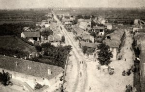 Birinci Dünya Savaşı sırasında kilisenin çan kulesinden alınan Romalılar şehrinin panoramik görüntüsü (s/b fotoğraf)