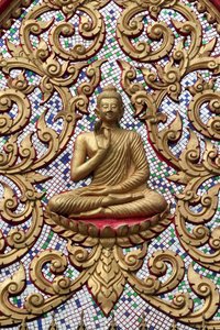 20151102, Vang Vieng, Laos : Altın kabartmalarla süslenmiş giriş kapısı. Buda Öğretimi, Buda