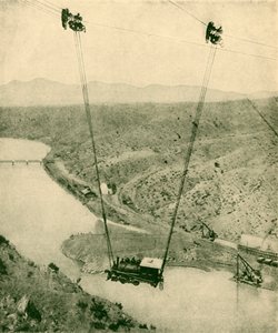 Bir Kanyonda Sallanan Bir Müteahhit Motoru, Rio Grande Nehri, New Mexico, 1930. by Unbekannt