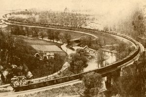 Elli Dört Kamyonetin Tek Motorla Çekildiği Devasa Bir Ürün Treni, Chicago ve Kuzey Batı Demiryolu, 193 by Unbekannt