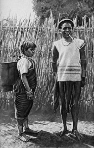 Köy çitinde bir Moi çifti, Afrika, 1922 by Unbekannt