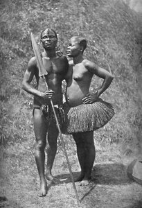 Orta Kongo bölgelerinden bir Mulolo Kongo savaşçısı ve eşi, 1902 by Unbekannt