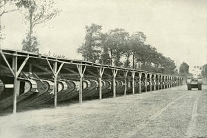 Ön cephenin hemen arkasında İngiliz Tankları Parkı, 1919. by Unbekannt