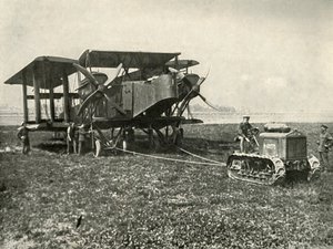 Küçük Bir Motorlu Traktör Büyük Bir R.A.F. Bombalama Makinesi Pozisyona..., 1919. by Unbekannt