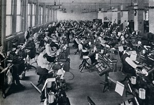 Dünyanın En Büyük Beste Makinaları Piline Bir Bakış, 1916 by Unbekannt