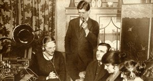 1923, 1935 genel seçimlerinin sonuçlarını dinleyen bir aile. by Unbekannt