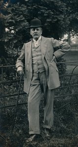 Takım elbise ve melon şapka giyen bir beyefendi c1910 by Unbekannt