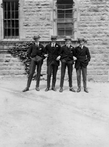 Bir grup okul çocuğu veya öğrenci, c1900s-c1930s by Unbekannt