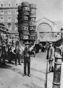 Kafasında birçok sepet taşıyan bir adam, Covent Garden, Londra, 1926-1927 by Unbekannt