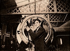 Otomatik matkapla motor gövdesini soyan metal işçisi, 1940 by Unbekannt