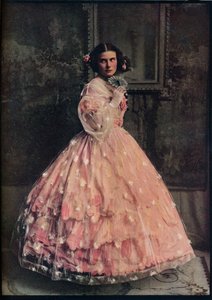 Üstü beyaz çiçekli tülden yapılmış, pembe ipekten üç farbalalı balo elbisesi, 1850-60, c1913 by Unbekannt