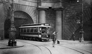 Kingsway, Aldwych ve Somerset House, Londra, 1926-1927 altından geçen bir tramvay by Unbekannt