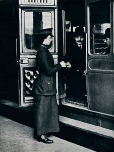 İş yerinde bir kadın bilet müfettişi, c1914 by Unbekannt