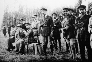 Amiral Alexander Kolchak, Doğu Cephesinde İngiliz subaylarıyla birlikte oturuyor, Rusya, 1918 by Unbekannt