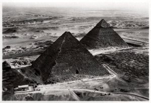 Giza Piramitlerinin havadan görünümü, Mısır, bir Zeplin