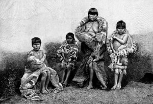 Alakaluf Fuegians, guanaco postları giymiş, Şili, 1895 by Unbekannt