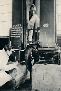 Dunlop Test Evinde Bir Darbe Testi, 1937 by Unbekannt