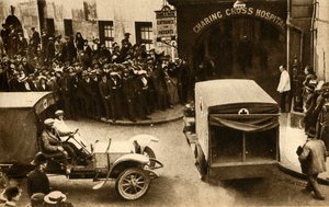 Yaralılarla Charing Cross Hastanesine giden bir ambulans..., Londra, 1914, 1933. by Unbekannt