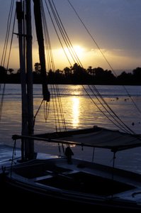 Gün batımında Nil Nehri üzerinde demirli bir felucca by Unbekannt