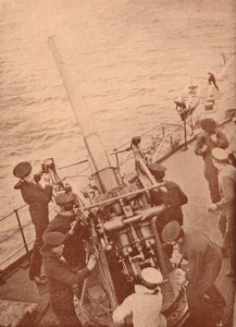 Bir İngiliz savaş gemisinde hareket halindeki bir uçaksavar silahı, c1917 1919 by Unbekannt