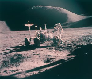 Apollo 15 astronotu James Irwin, Lunar Rover ile, Ağustos 1971 by Unbekannt