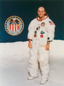 Apollo 16 astronotu Thomas Mattingly, uzay giysisi içinde, 1971 by Unbekannt