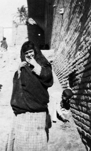 Arap kadın, Irak, 1917-1919 by Unbekannt