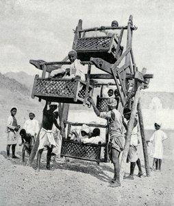 Arap çocukları büyük bir tekerleğin keyfini çıkarıyor, 1922 by Unbekannt